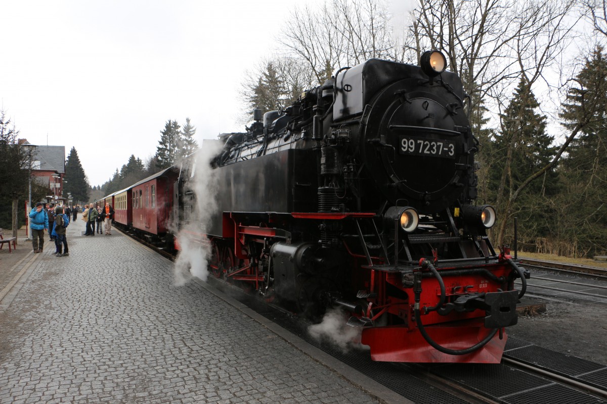 Kurzer Aufenthalt für den Zug der HSB in Drei Annen Hohne auf den Weg hinauf zum Brocken am 21.03.2015
