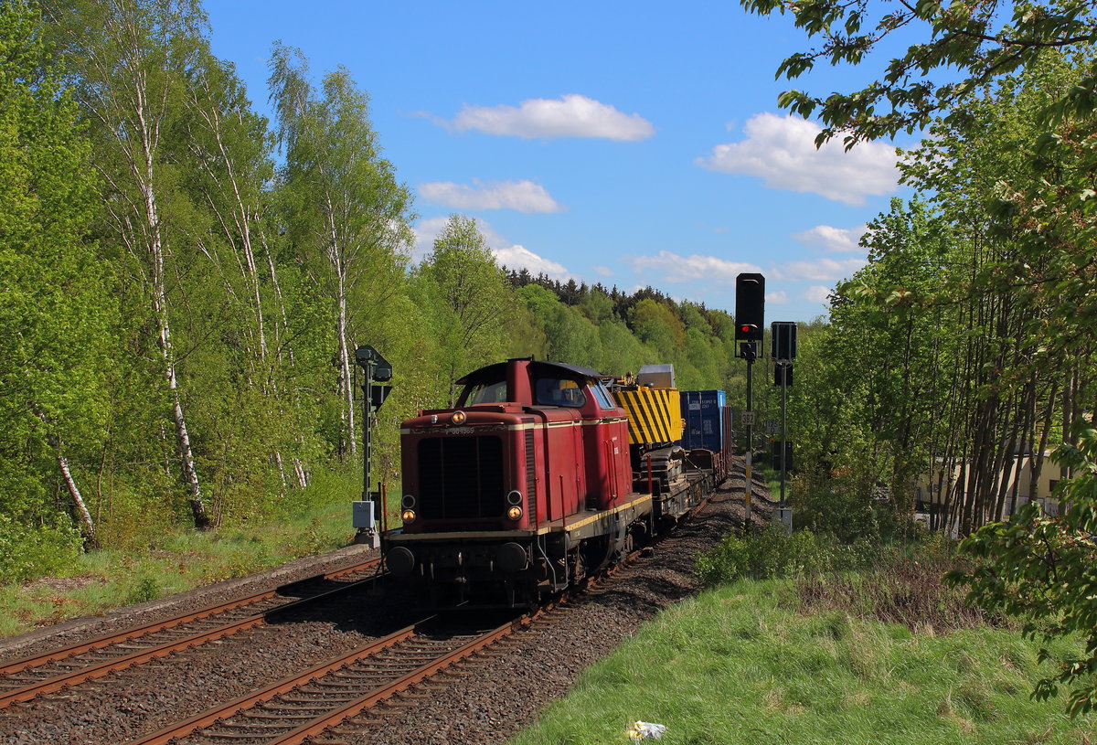 Kurzer Bauzug aus Fürth auf dem Weg nach Hof. Hier kurz vor seinem Ziel in Döhlau-Hof mit der V100 1365. Gesehen am 30.04.2018