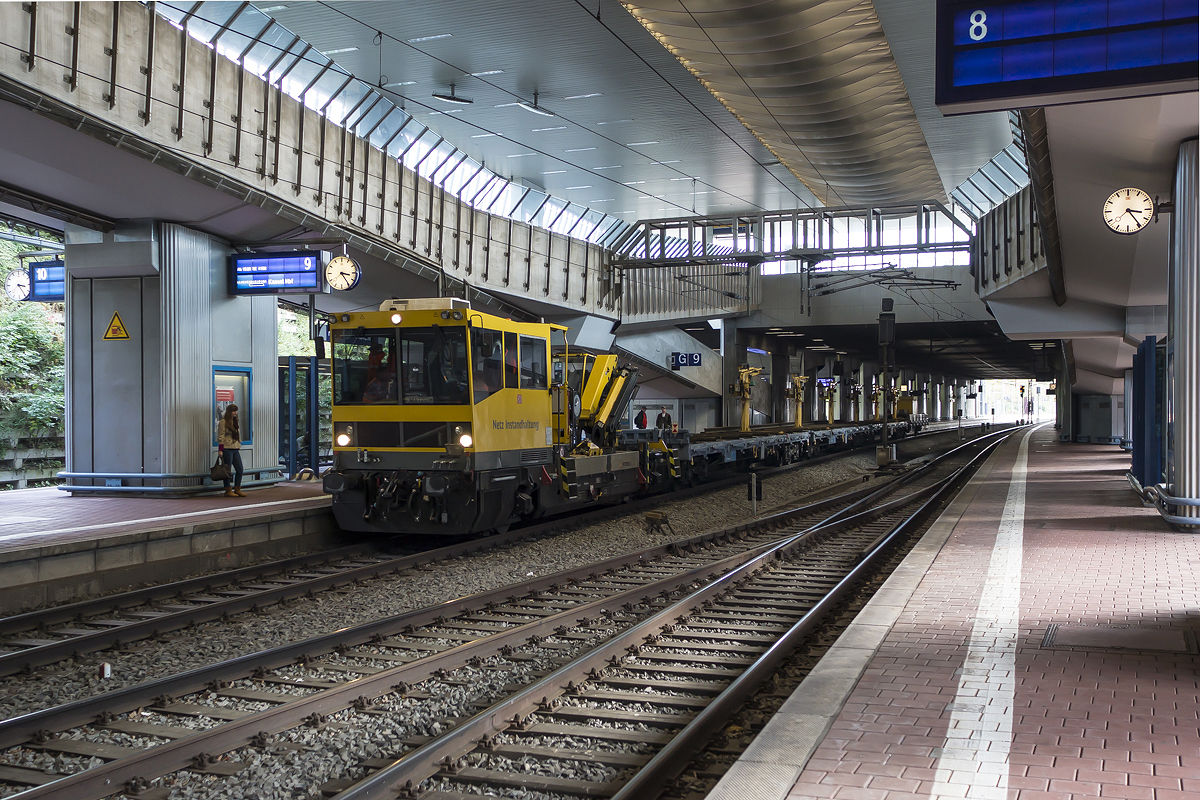 Kurzer Bauzug gezogen von einem schweren Nebenfahrzeug (Nfz) in Kassel Wilhelmshöhe am 06.10.2014