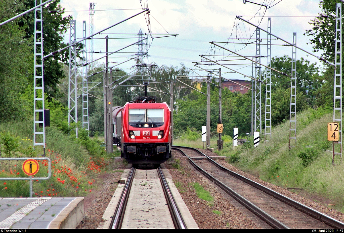 Kurzer Coilzug mit 187 149-0 DB durchfährt gleich den Hp Zscherben auf der Bahnstrecke Halle–Hann. Münden (KBS 590) Richtung Halle (Saale). Tele-Aufnahme von Bahnsteig 1. [5.6.2020 | 17:57 Uhr]
