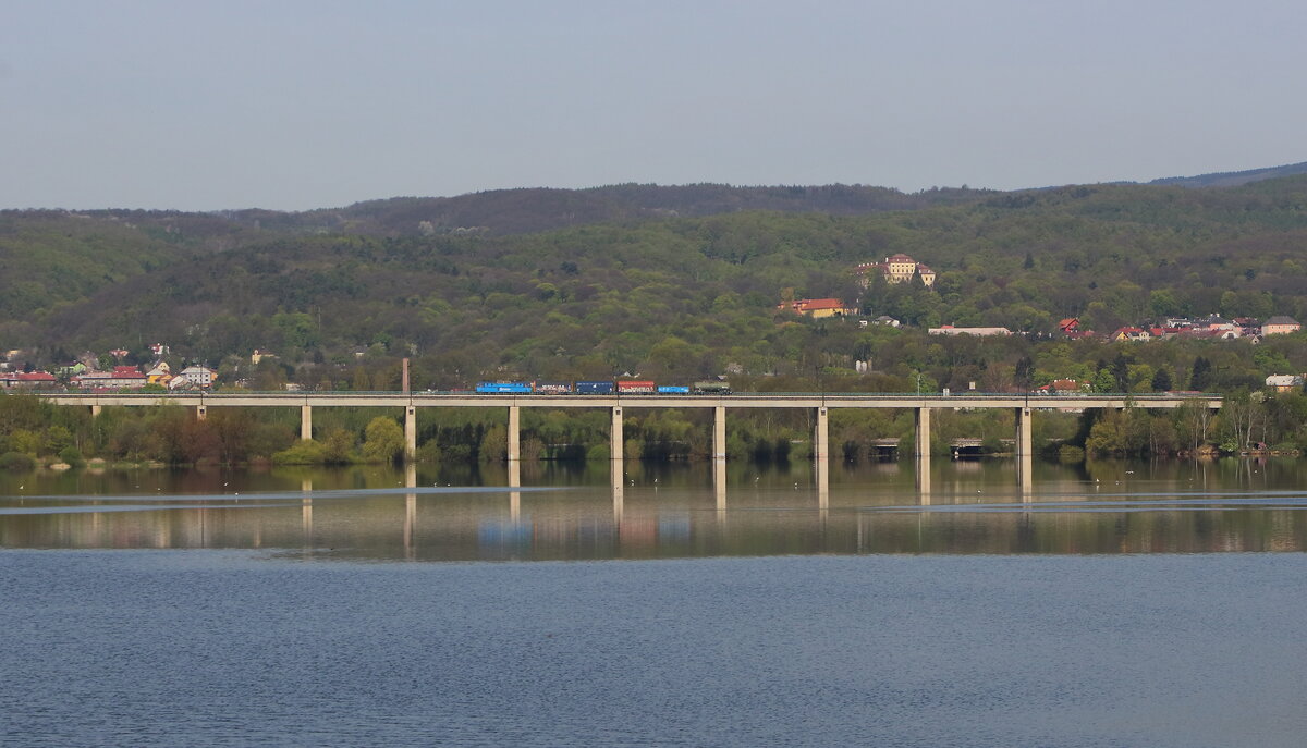 Kurzer gemischter Güterzug auf der Brücke über dem Stausee Ujezd bei Chomutov am 04.05.2023 