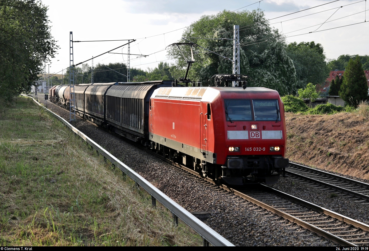 Kurzer gemischter Gz mit 145 032-9 DB, mit der Anzeige  Probefahrt , fährt in Zscherben, Angersdorfer Straße, auf der Bahnstrecke Halle–Hann. Münden (KBS 590) Richtung Halle (Saale).
[26.6.2020 | 19:19 Uhr]