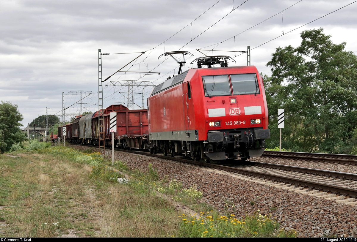 Kurzer gemischter Gz mit 145 080-8 unterwegs am Abzweig Saalebrücke in Halle Südstadt (Bft Südstadt Sa) Richtung Angersdorf.

🧰 DB Cargo
🚩 Bahnstrecke Halle–Hann. Münden (KBS 590)
🕓 26.8.2020 | 16:19 Uhr