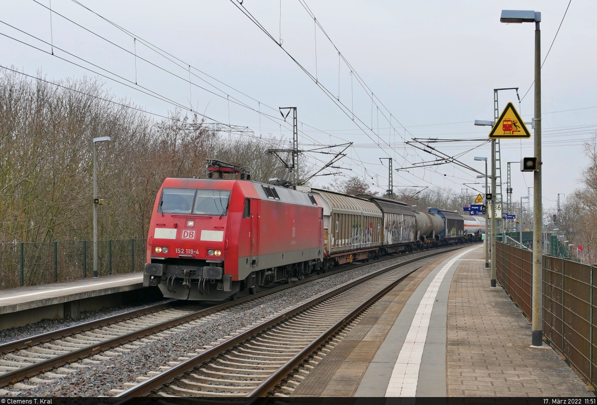 Kurzer gemischter Gz mit 152 119-4 (Siemens ES64F) auf Durchfahrt im Hp Magdeburg Herrenkrug auf Gleis 1 Richtung Biederitz.

🧰 DB Cargo
🕓 17.3.2022 | 11:51 Uhr