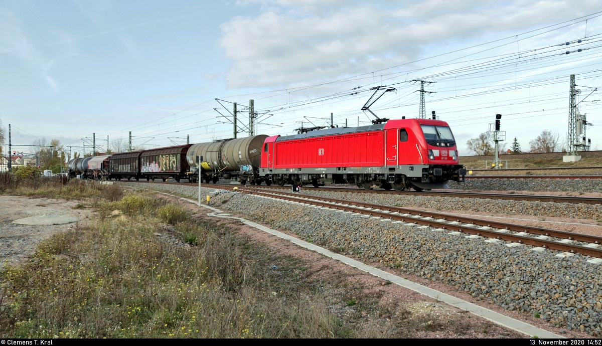 Kurzer gemischter Gz mit 187 189-6 fährt in Halle (Saale), Karl-von-Thielen-Straße, auf der Ostumfahrung für den Güterverkehr Richtung Leipzig.

🧰 DB Cargo
🕓 13.11.2020 | 14:52 Uhr