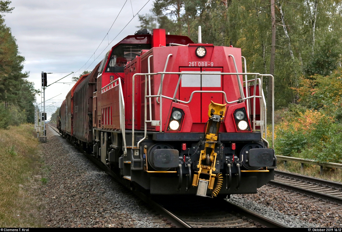 Kurzer gemischter Gz mit 261 088-9 (Voith Gravita 10 BB) DB durchfährt den Hp Wahlitz auf der Bahnstrecke Biederitz–Trebnitz (KBS 254) Richtung Biederitz.
Aufgenommen am Ende des Bahnsteigs 2.
[17.10.2019 | 16:12 Uhr]