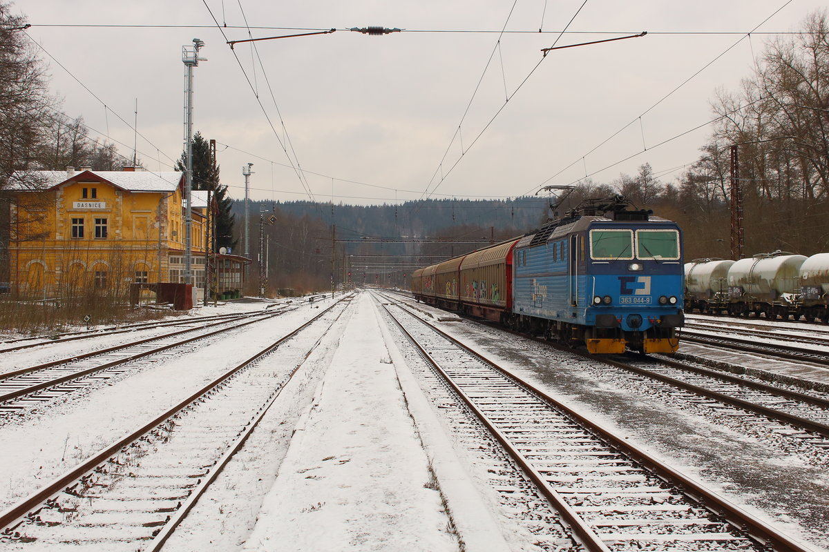 Kurzer Güterzug mit der 363 044 bei der Durchfahrt im Bahnhof Dasnice am 17.03.2018