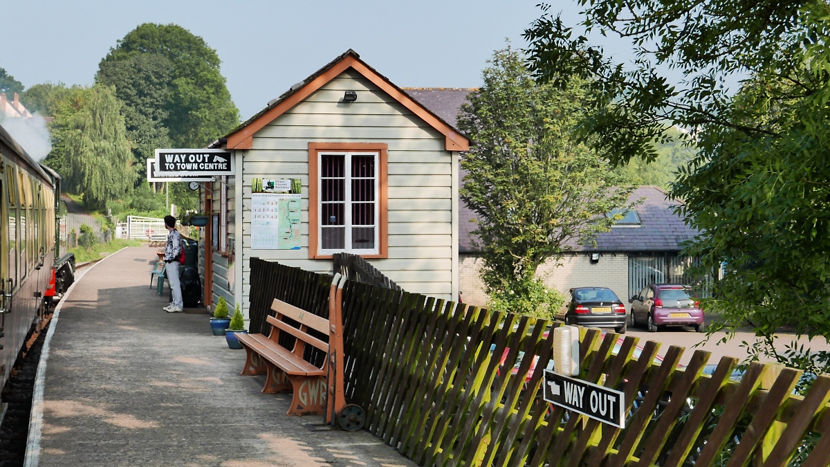 Kurzer Halt im Bahnhof Lydney Town der Dean Forest Railway , 14.9.2016 

Video der Abfahrt hier: http://www.bahnvideos.eu/video/grossbritannien~museen-und-museumsbahnen~dean-forest-railway/21113/abfahrt-eines-dampfzugs-mit-lok-5541.html