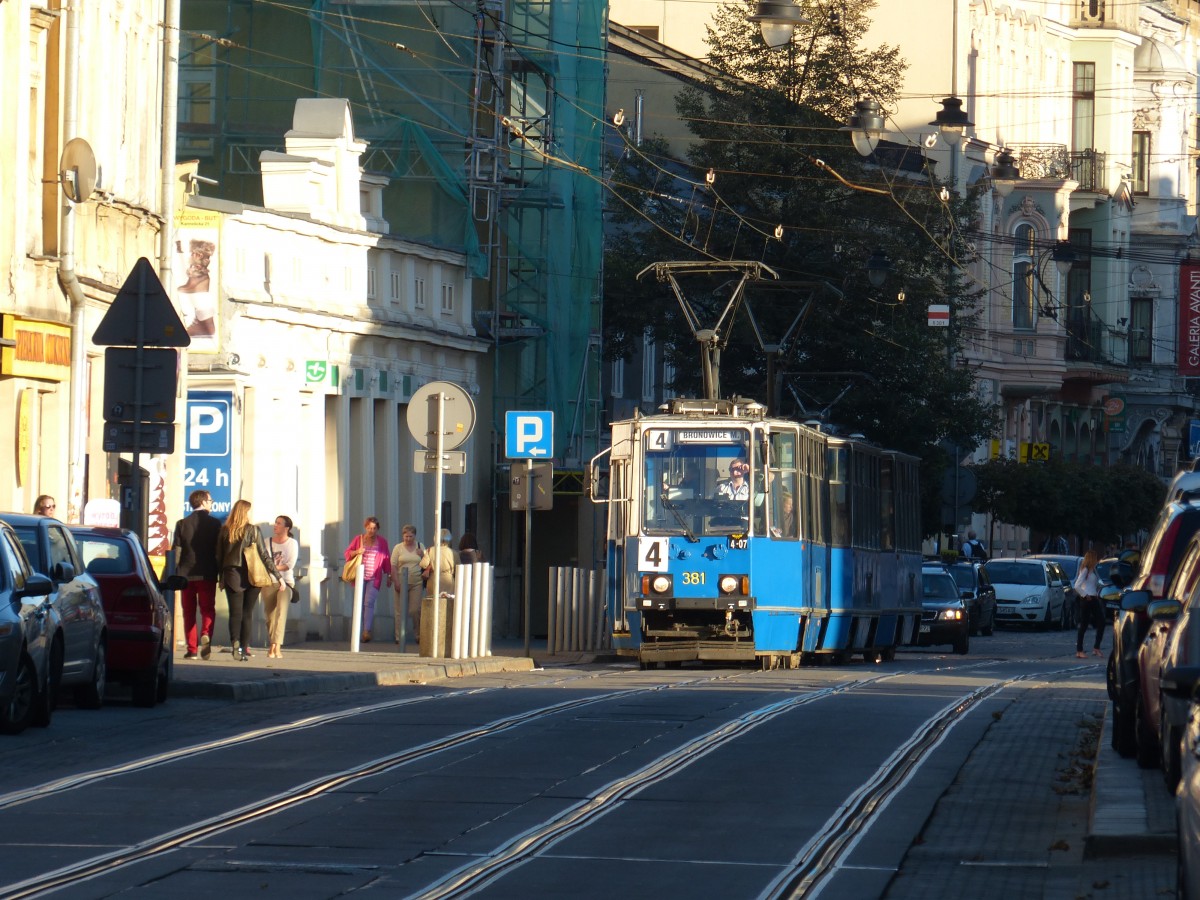 Kurzer Lichtblick: Durch eine Lcke in der Bebauung bekam die Tram nach Bronowice nochmal kurz etwas von der tiefstehenden Sonne ab. Interessant an dem Bild finde ich die Unebenheiten in den Schienen. 7.9.2013, Ul. Stefana Batorego