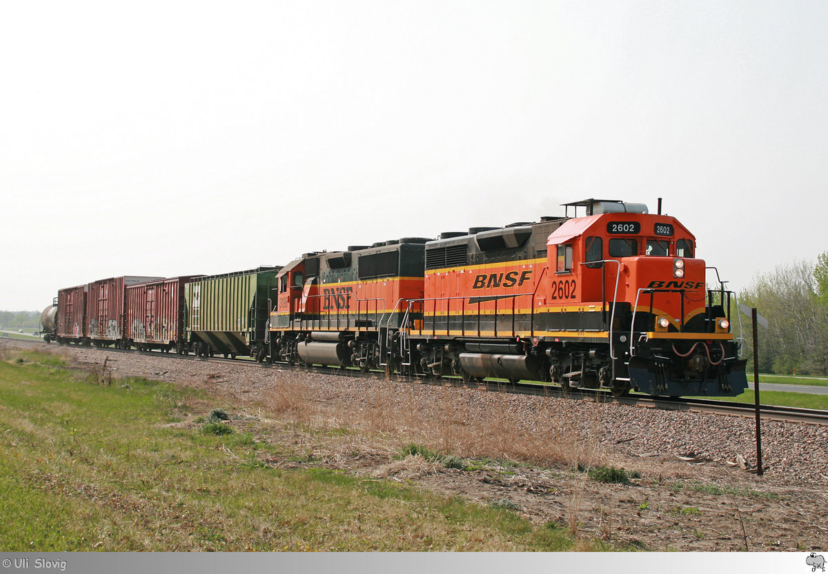 Kurzer 'Lumpensammler' der Burlington Northern and Santa Fe Railway unterwegs in Minnesota. Zum einsammeln der Waggons waren am 8 Mai 2016 die EMD GP38-3 # 2602 und die EMD GP 50 # 3198 eingeteilt. 