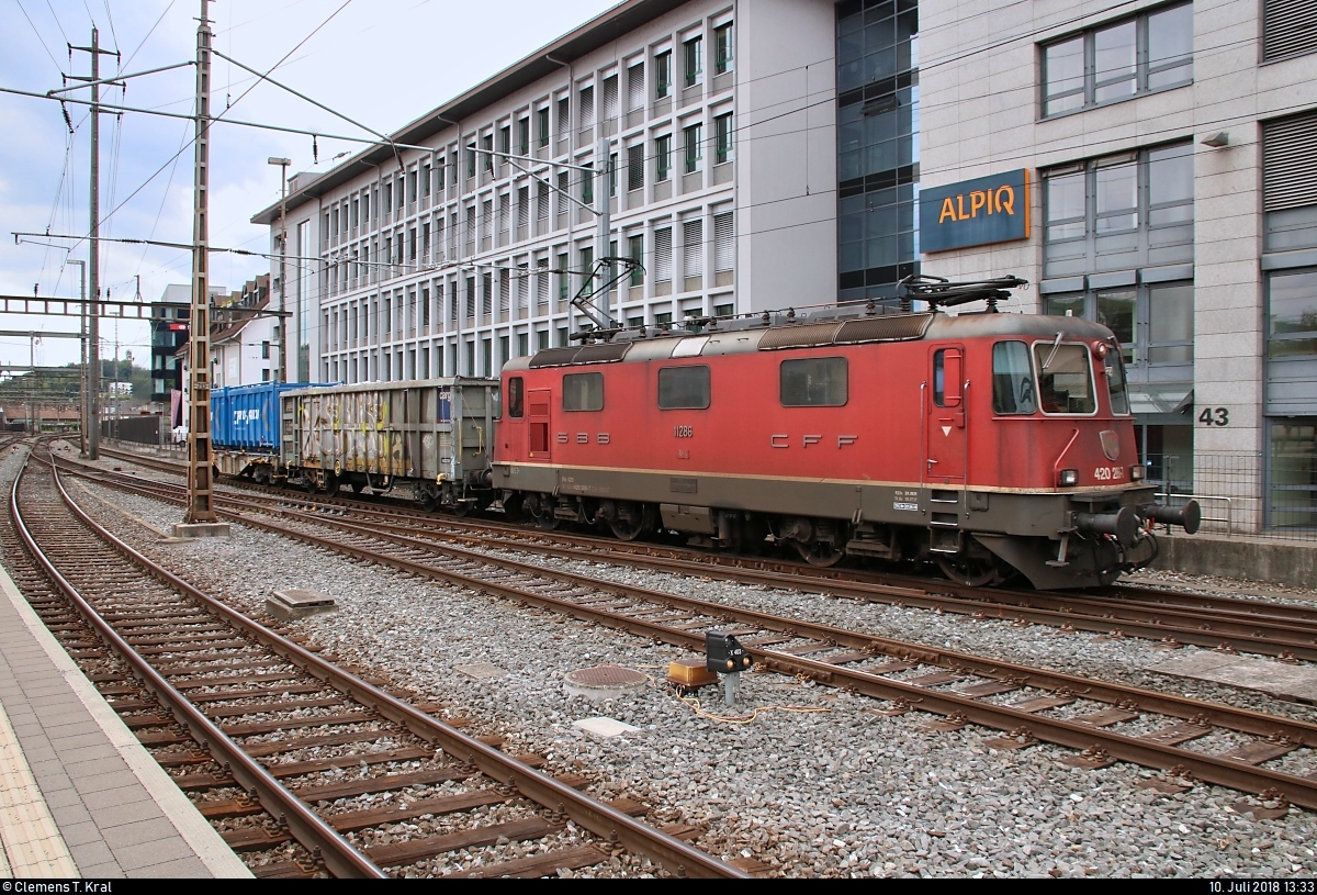 Kurzer Schüttgutzug mit Re 4/4 II 11286 (420 286-7) SBB durchfährt den Bahnhof Olten (CH) in nördlicher Richtung.
[10.7.2018 | 13:33 Uhr]