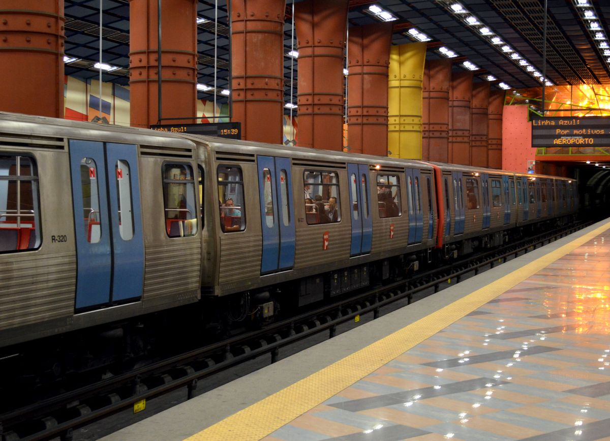 Kurzer Stopp in  Olaias : der Zug verkehrt auf der sogenannten Roten Linie und ist auf dem Weg vom Flughafen in die Innenstadt. Lissabon, 21.9.2014 