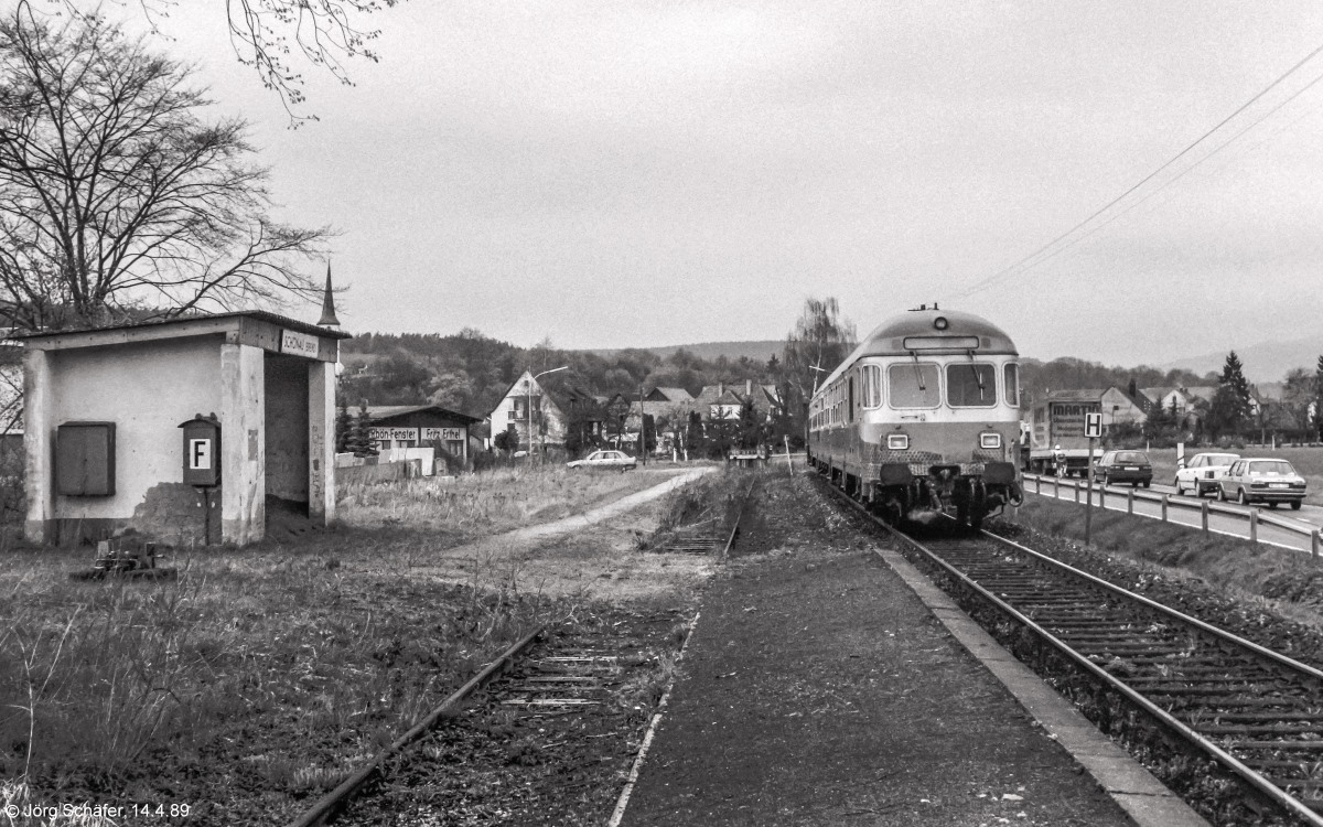 Kurzer Stopp in Schönau (Brenz). Das Ladegleis lag am 14.4.89 noch, wurde aber offensichtlich schon seit langem nicht mehr genutzt.  