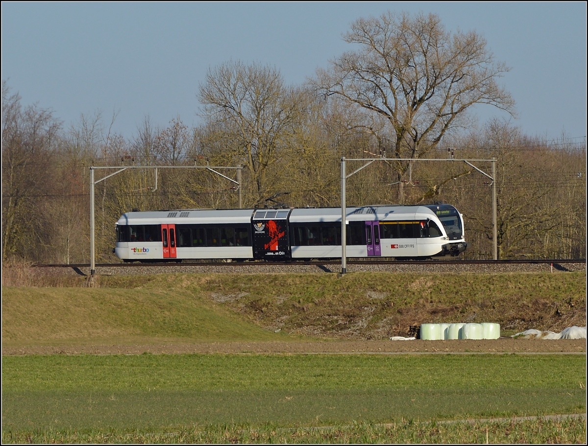 Kurzer Thurbo-GTW RABe 526 704-2 in der Kurve zur Thurbrücke bei Eschikofen. Februar 2014.