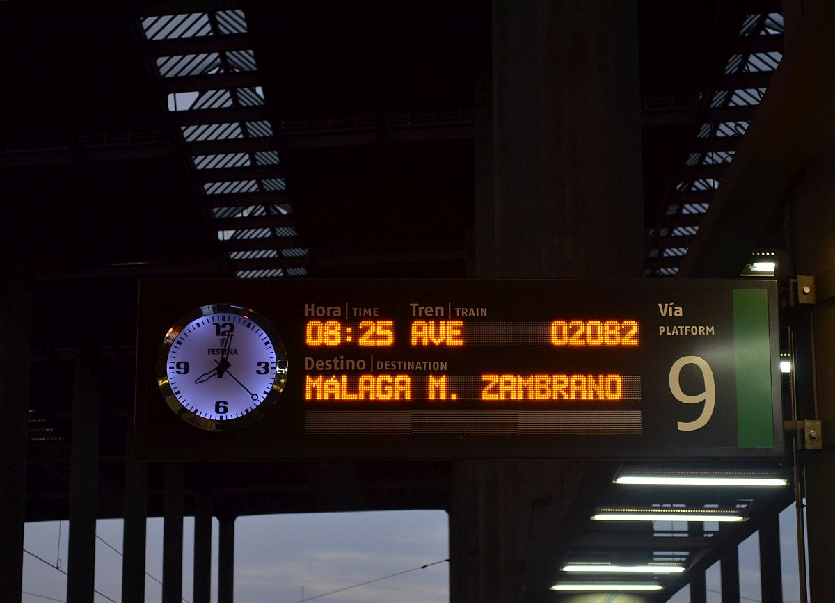 Kurzer Trip nach Málaga/1:  Madrid-Puerta de Atocha , kurz nach acht. Anzeige für den Zug ans Mittelmeer. Madrid, 29.9.2014 