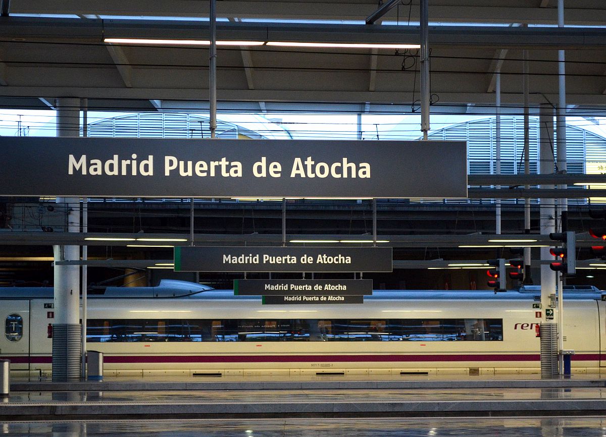 Kurzer Trip nach Málaga/3: vom imposanten Bahnhof  Puerta de Atocha  fahren alle Züge Richtung Süden ab. 29.9.2014 
