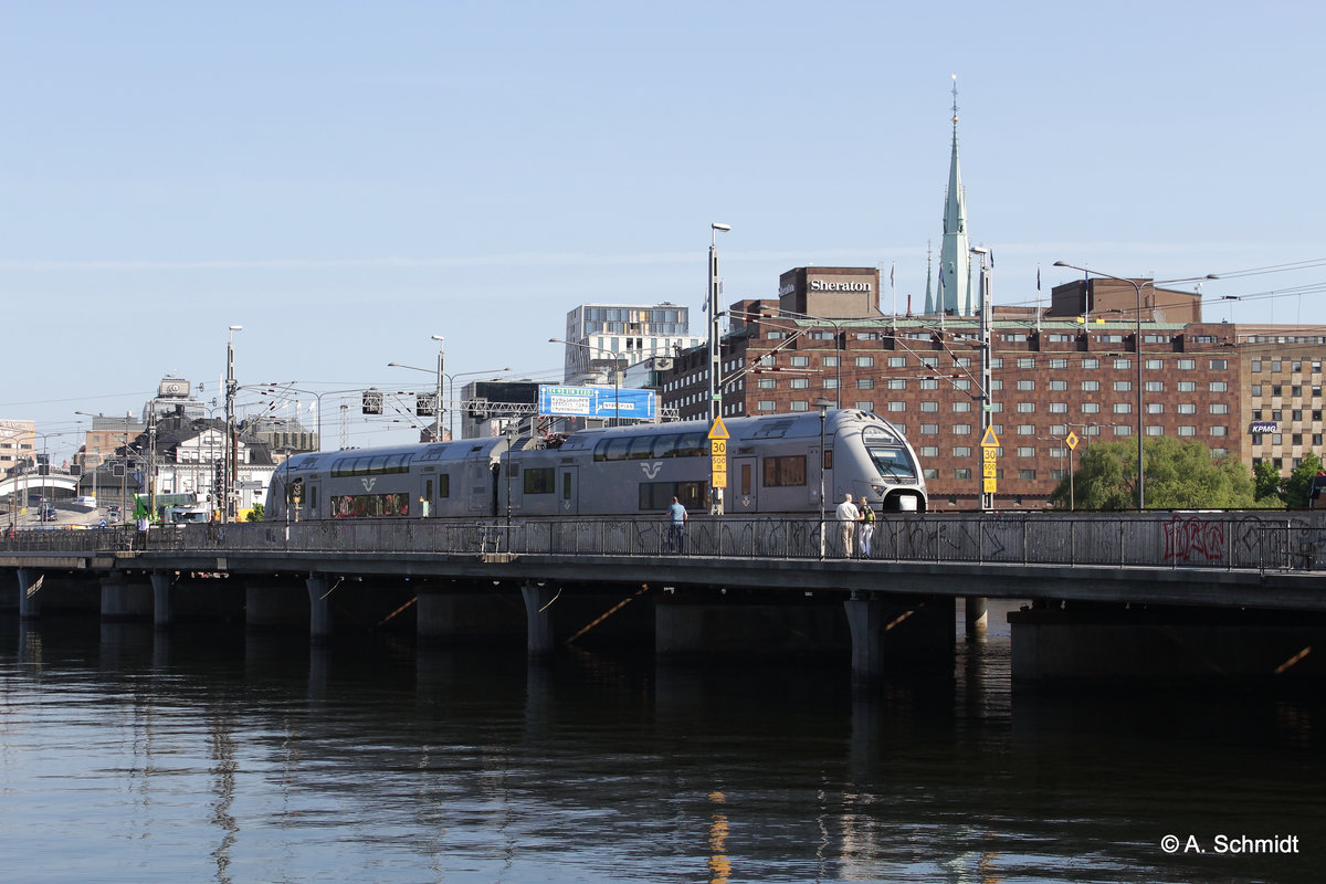 Kurzer X 40 in Stockholm auf der Fahrt über die Eisenbahnbrücke kurz nach dem Hauptbahnhof. Aufgenommen am 31.5.2016