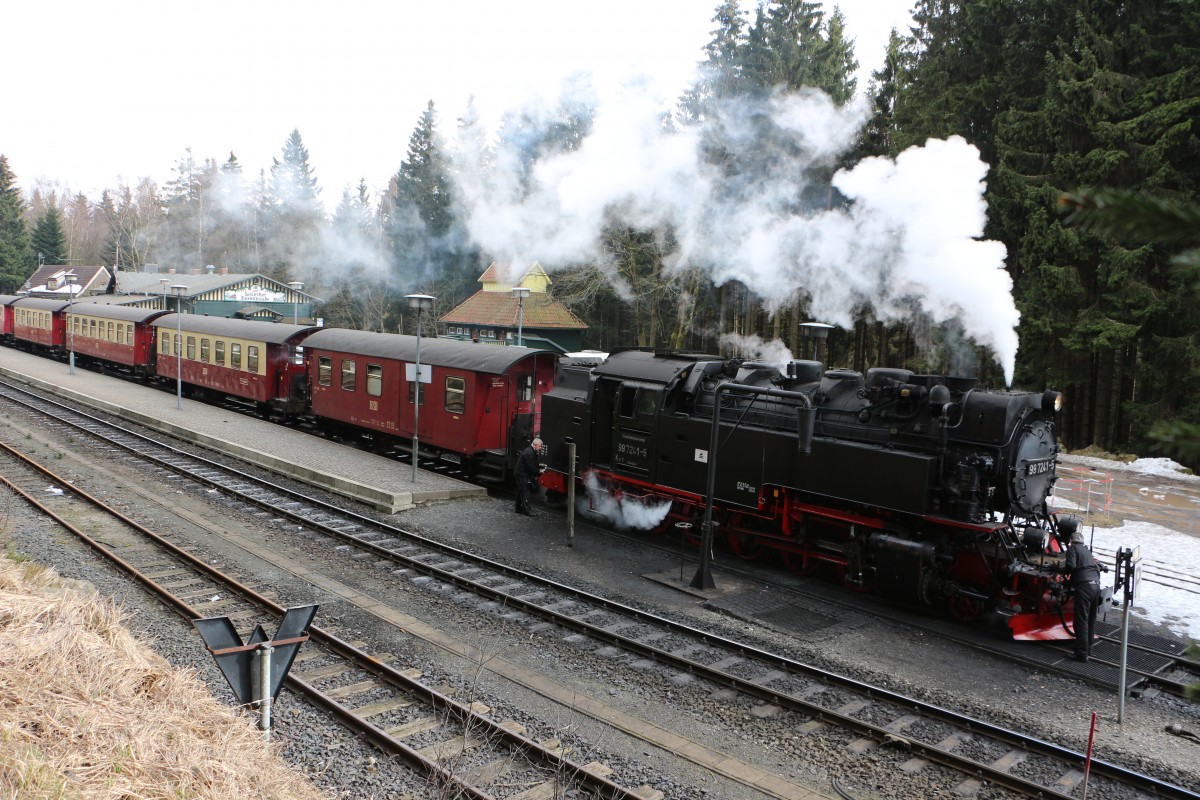 Kurzer Zwischenstopp für den Zug der HSB am 21.03.2015 hinauf zum Brocken in Schierke