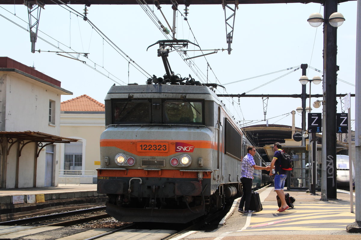 Kurzes Händeschütteln, ein paar französische Worte und 122323 ist an einen anderen Lokführer übergeben.
Nimes, 11. Juli 2016