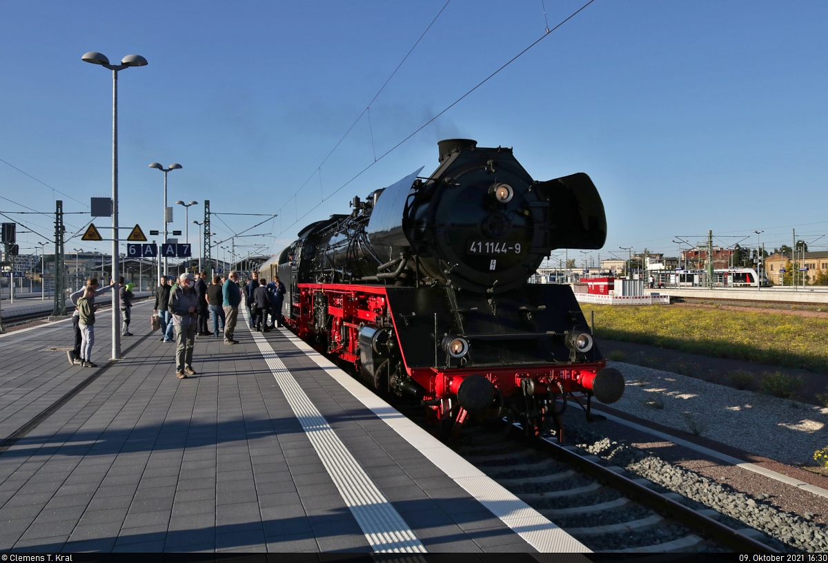 Kurzfristig ging es noch zum Hauptbahnhof Halle (Saale) für den  Halloren-Express , auf den ich erst im Laufe des Tages aufmerksam gemacht wurde. Von Greiz kommend, erreichte er die Saalestadt am Vormittag. Das Zugpferd 41 1144-9 (41 144 | 90 80 0041 144-4 D-IGEW) besuchte daraufhin das DB Museum und wurde auf der Drehscheibe für die Rückfahrt gedreht.
Bei sonnigem, aber sehr windigem Herbstwetter steht der Sonderzug am äußersten Ende von Gleis 7 zum Einsteigen bereit.

🧰 IGE “Werrabahn Eisenach” e.V.
🚂  Halloren-Express  Halle(Saale)Hbf–Greiz
🕓 9.10.2021 | 16:30 Uhr
