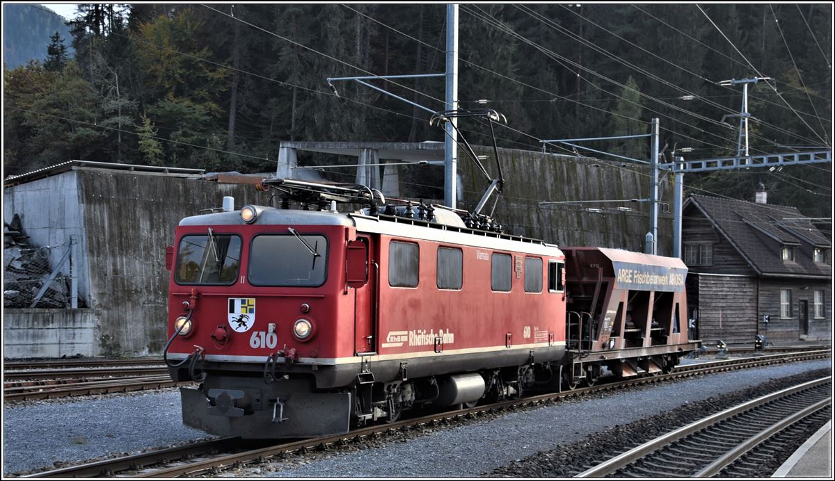 Kurzgüterzug mit Ge 4/4 I 610  Viamala  in Reichenau-Tamins. (06.11.2019)