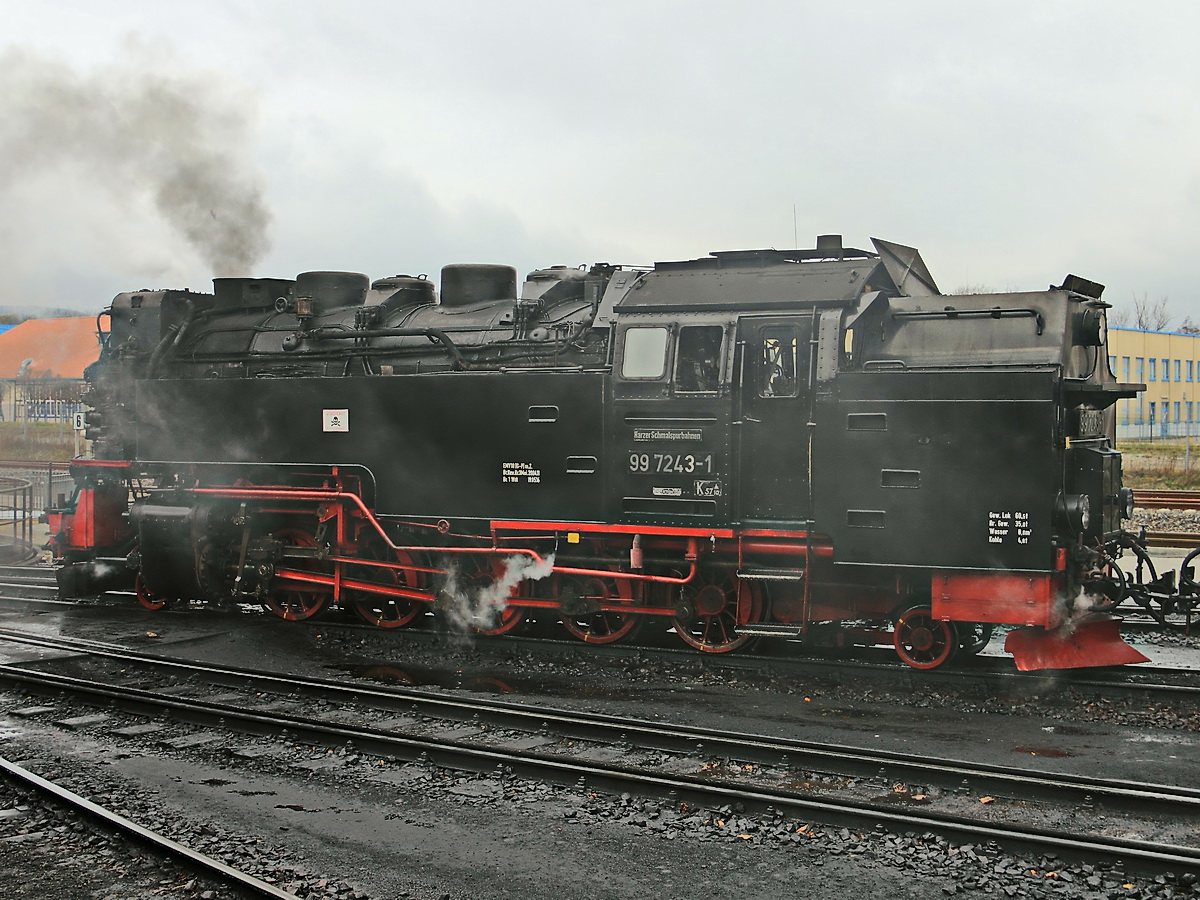 Kurztrip nach Wernigerode am 01. Dezember 2016 mit Besuch des Bahnhofs der HSB und 99 7243-1 bei diesiger Sicht.