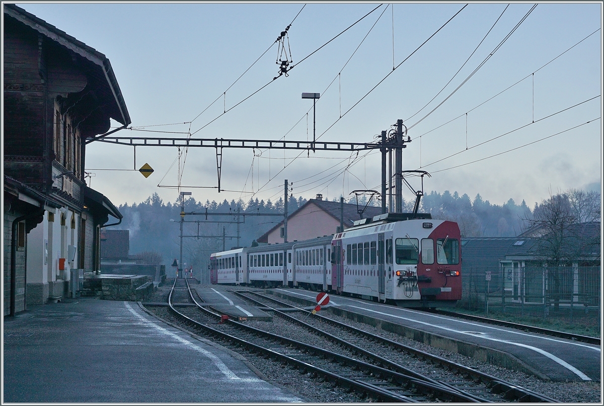 Kurzzeitig verzog sich der Nebel, als ich in Broc Village den nach Bulle ausfahrenden TPF Meterspurzug fotografierte. Gut drei Monate später wurde der Betrieb infolge Umspurarbeiten vorübergehend eingestellt.

26. November 2020
