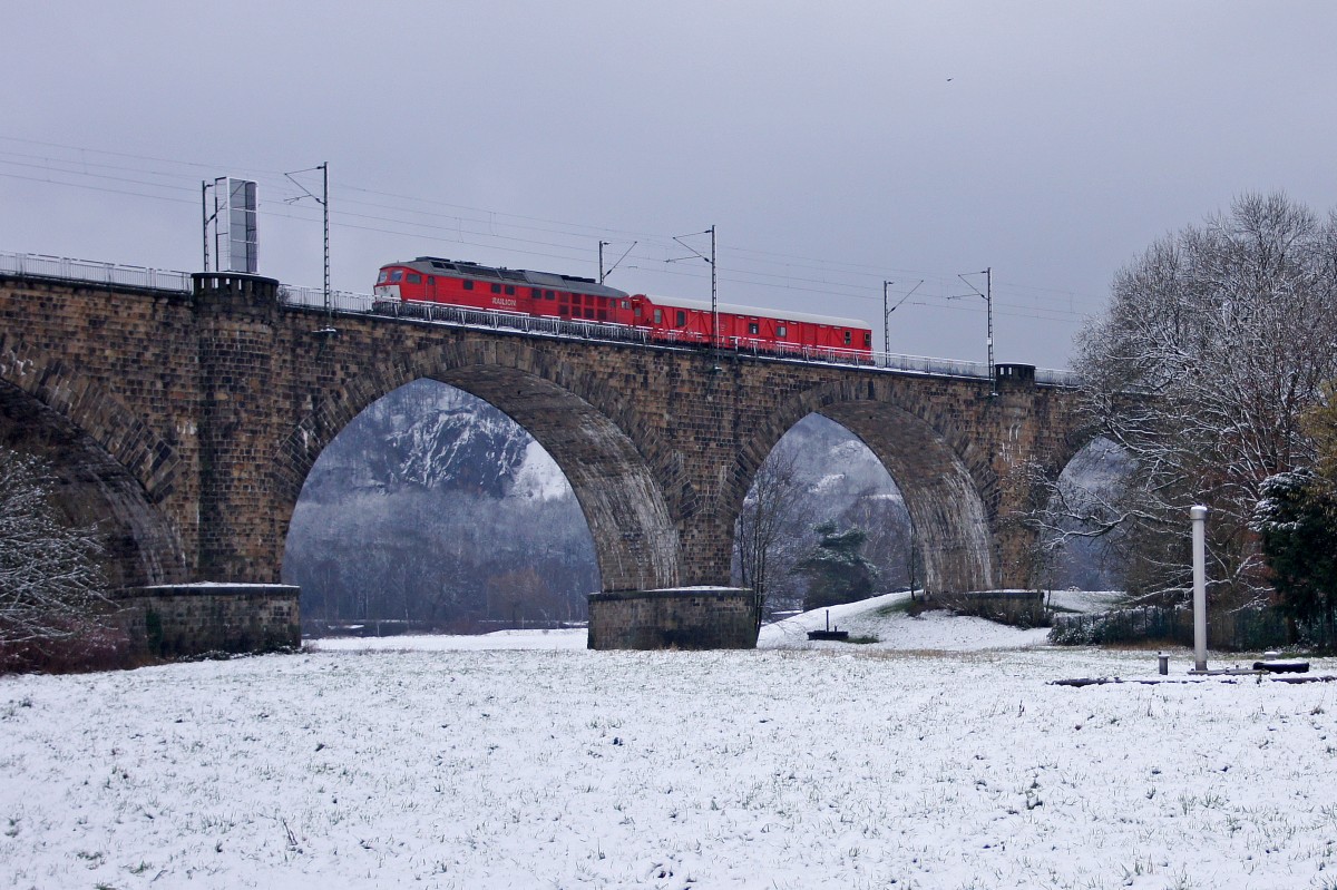 Kurzzug - Baureihe 232 überfährt am 30.01.2015 das Ruhrtal-Viadukt in Witten