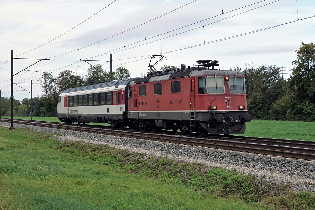 Kurzzug mit Re 4/4 II 11164 und einem EW IV-Steuerwagen bei Murgenthal am 28. September 2021.
Foto: Walter Ruetsch
