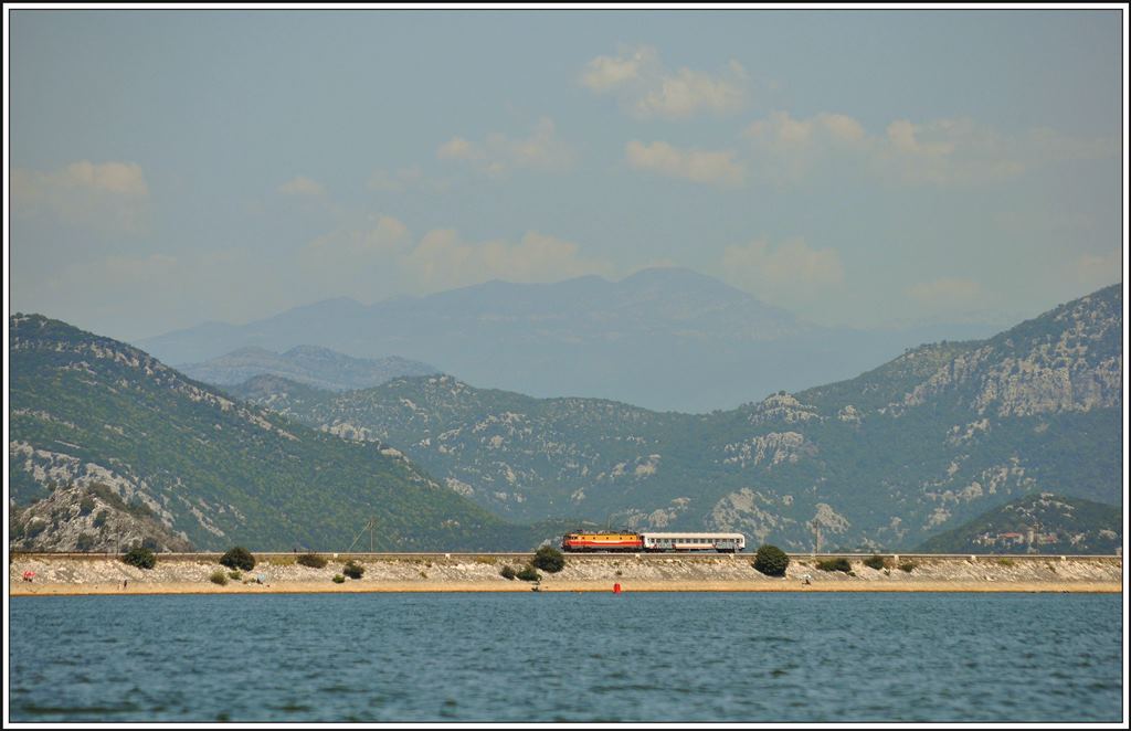 Kurzzug von Podgorica nach Bar auf dem Damm von Lesendro im Skutarisee. (11.08.2014)