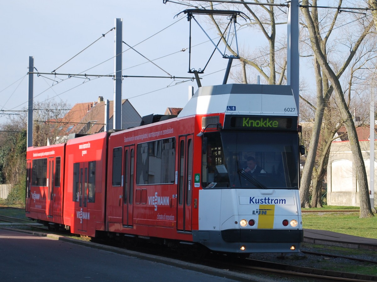  Kusttram  BN 6027 der flämischen  De Lijn  kommt in der Endstation Knokke an. 13. Februar 2015.
