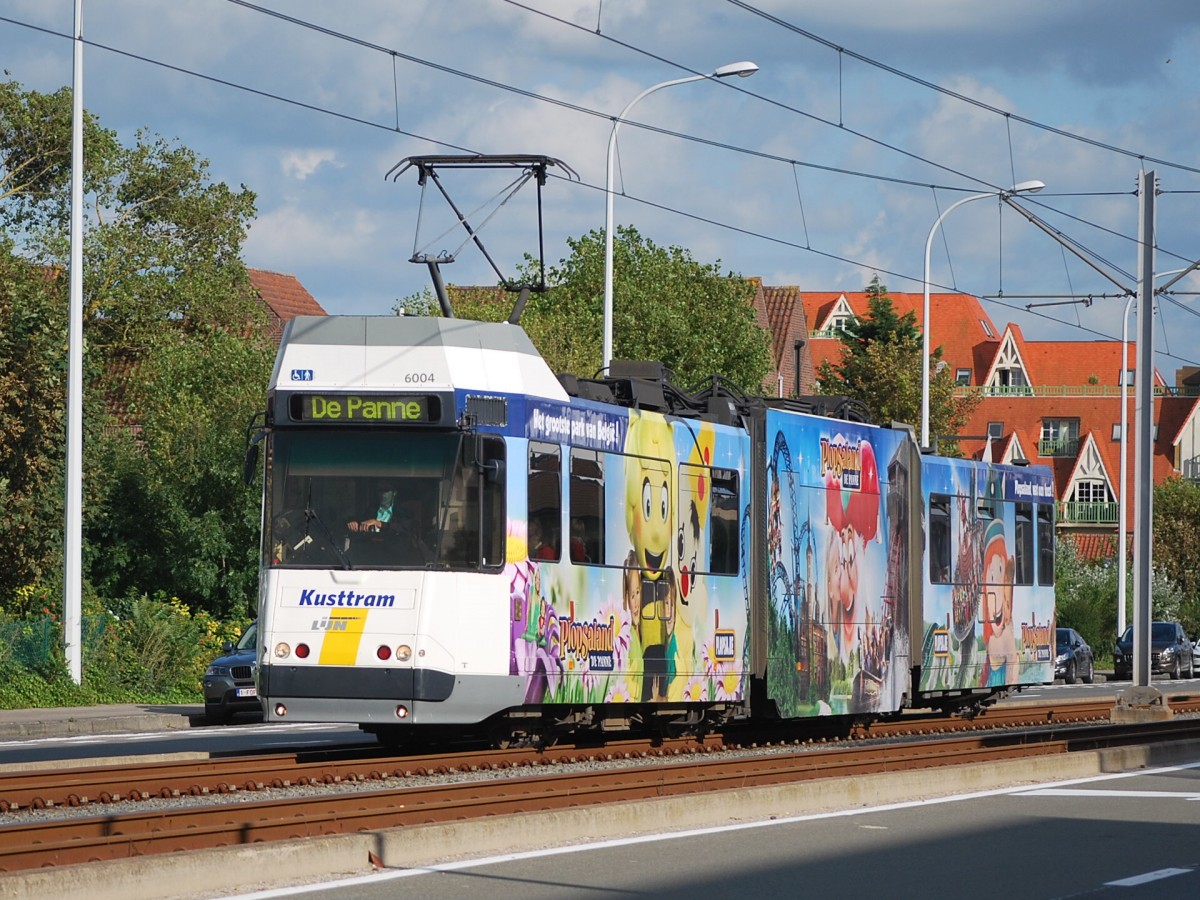  Kusttram  BN Nr.6004 fährt der Albertlaan (Nieuwpoort) entlang (August 2014).