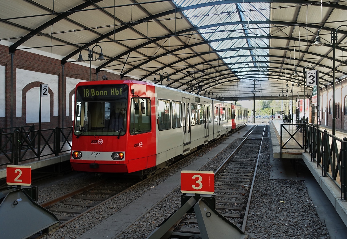 KVB 2227 und ein weiterer B80D am 10.11.2019 in der Abfahrtshalle Köln-Thielenbruch