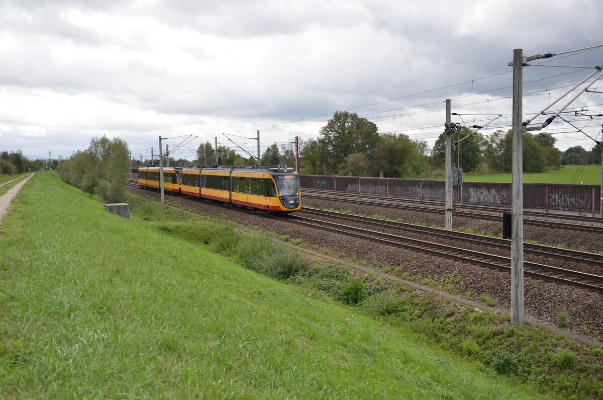 KVV ET 2010/2S (Wagen 927) ist als S7 nach Karlsruhe Tullastraße hier auf der Rheintalbahn unterwegs zwischen den Haltepunkten Baden-Baden Rebland und Sinzheim am 18.09.2022