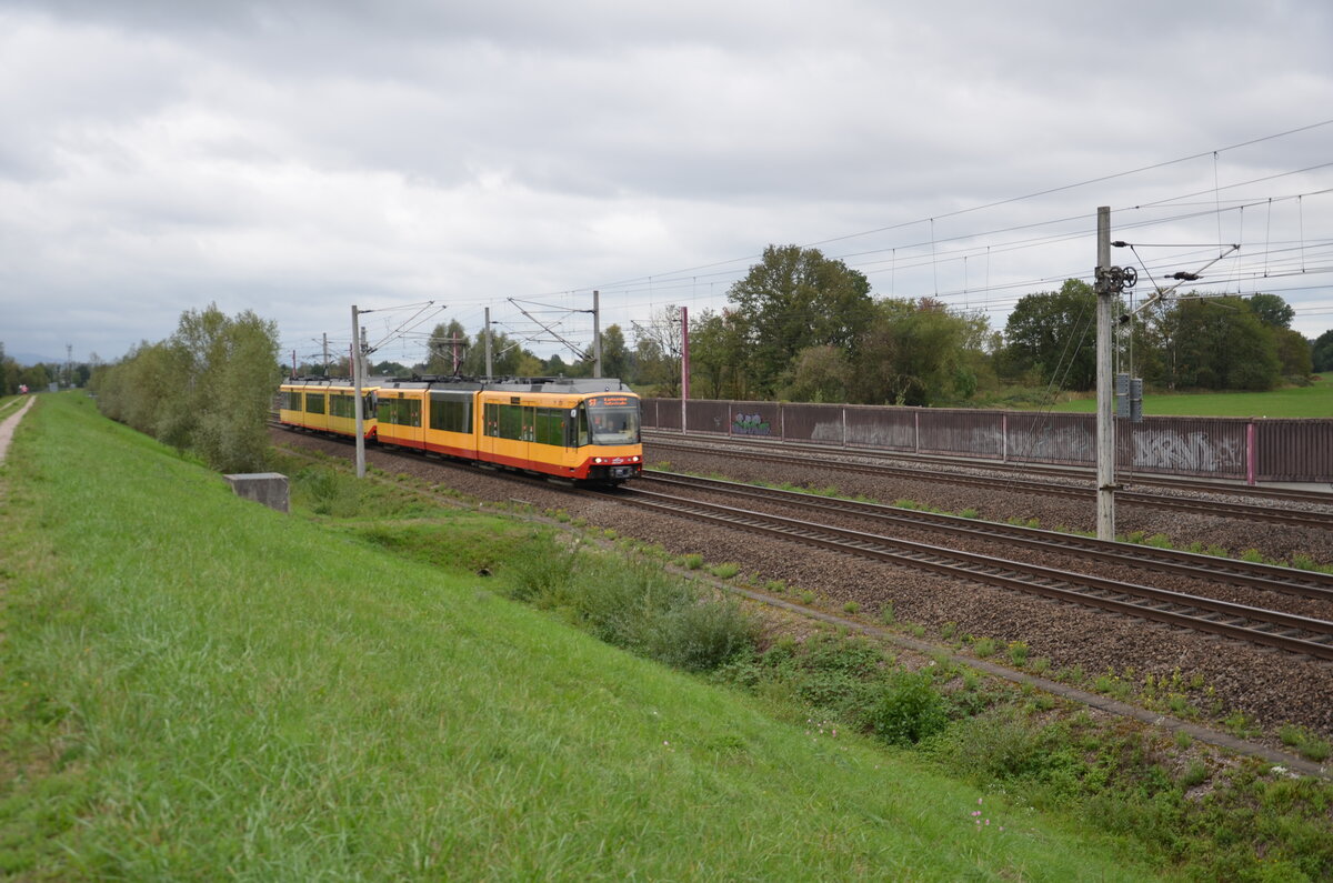 KVV S7 nach Karlsruhe/Tullastraße hier mit Triebzug 877. Aufgenommen am 17.09.2022. 
Aufnahmeort war zwischen Sinzheim und Baden-Baden Rebland