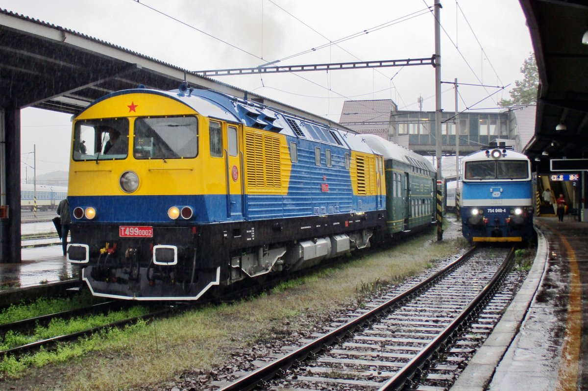 Kyklop T499 0002 treft am 23 September 2017 mit ein Sonderzug in Osrava hl.n. ein. In 1975 bestellten die CSD bei CKD in Prag zwei Prototypen für eine 140 km/h schnelle Streckendiesellokomotive. Schwierigheiten mit der Dieselmotor des Loks und die verschobene Prioritäten auf die Elektrifizierung machten die beide Prototypen veraltet und eine Serienbau unterblieb. Die T479 0001 wurde in ein Feuer zerstört, aber Eisenbahnliebhaber haben die 0002 betriebsfähig restauriert. Sie ist heute Eigentum des Eisenbahnmuseums in Luzna und wird regelmässig für Sonderzüge einbgesetzt.