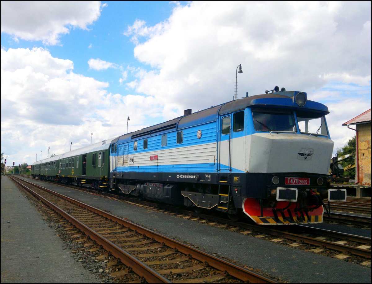 KZC 749 259-8 (T478.2065)mit Sonderzug nach Prag auf Banhof Rakovnik am 30.7.2016 