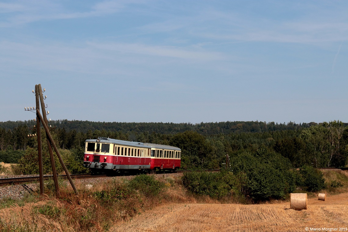 KZC 830.056 mit den R 1571 von Praha - Hostivice - Kladno - Rakovník unterwegs bei Nové Strašecí, 19.08.2018