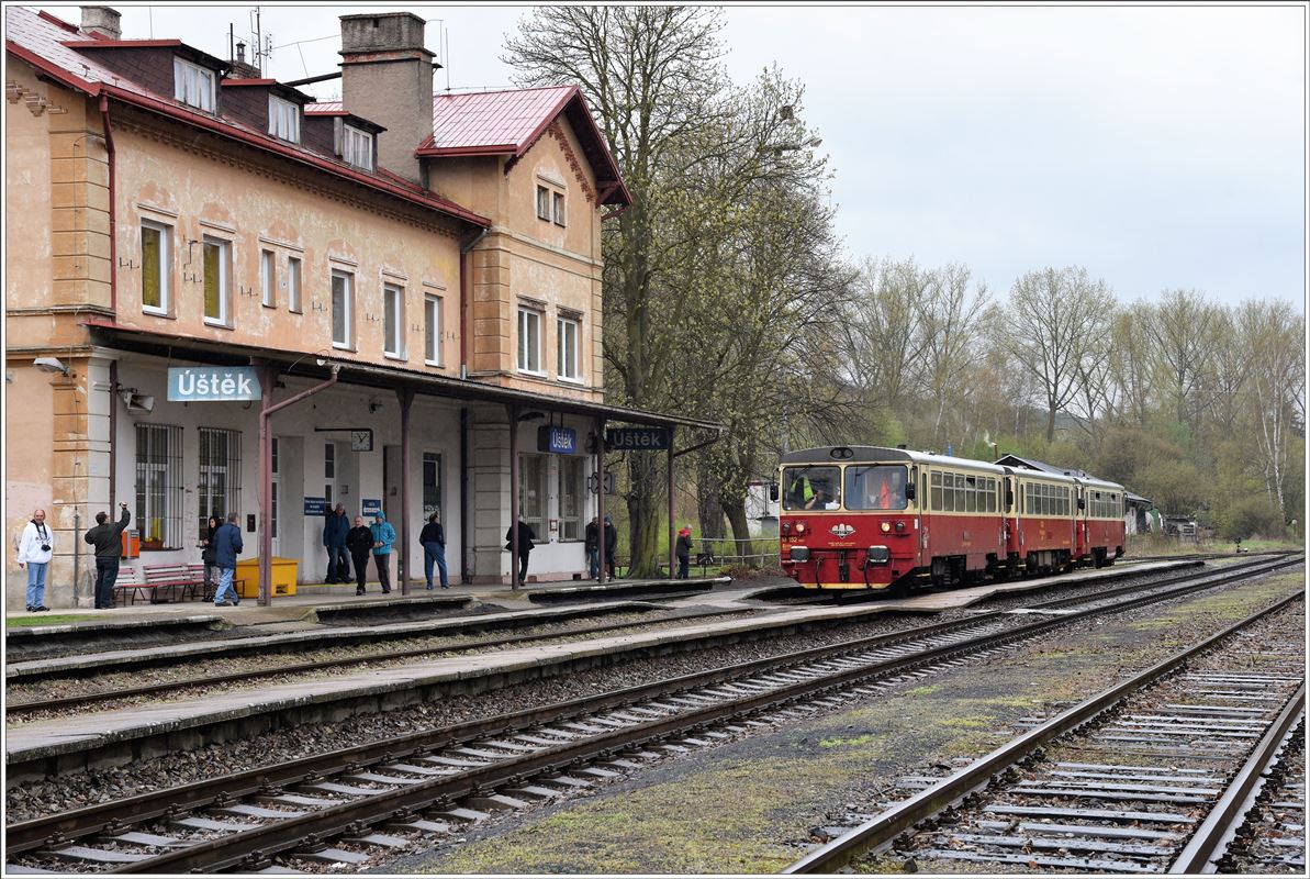 KZC Extrazug rund ums Riesengebirge in Úštěk. 810 535-5 29420-9 Baafx 810 517-3 (07.04.2017)