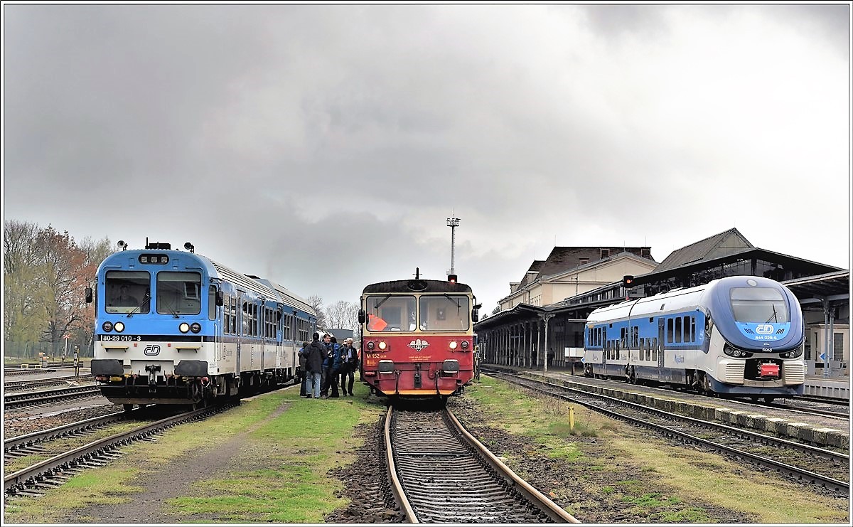 KZC Extrazug rund ums Riesengebirge in Liberec. 810 535-5 29420-9 Baafx 810 517-3, 844 029-9 und 843 025-8 mit Steuerwagen 80-29 010-3- (08.04.2017)