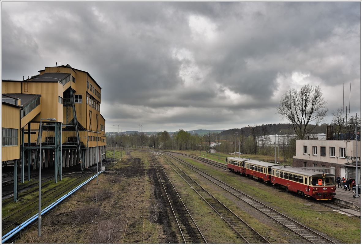KZC Extrazug rund ums Riesengebirge. 810 535-5 29420-9 Baafx 810 517-3 in Turoszow. (08.04.2017) 