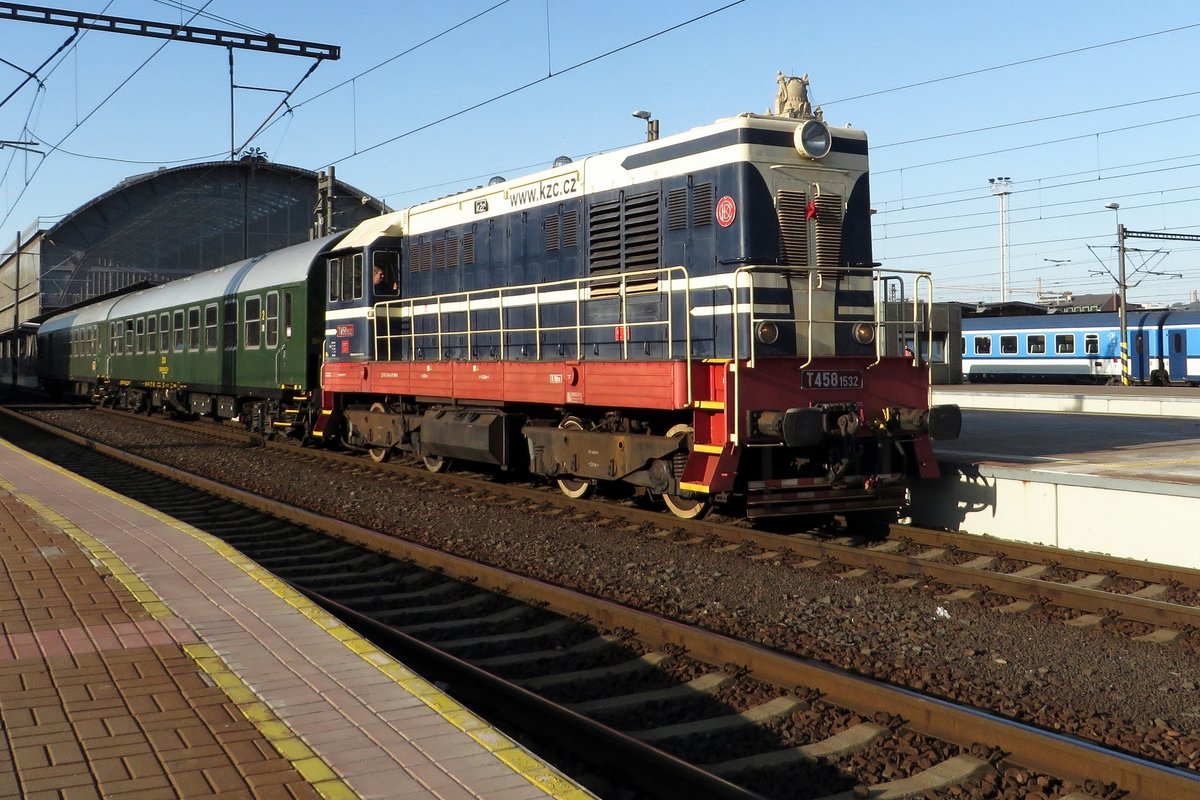 KZCs Erster von drei Sonderzüge am Sonntag 20 September 2020 in Praha hl.n.: T458 1532 verlässt mit der Kokorincky Tschechiens meist befahrener Bahnhof mit ein Sonderzug nach Melnik.