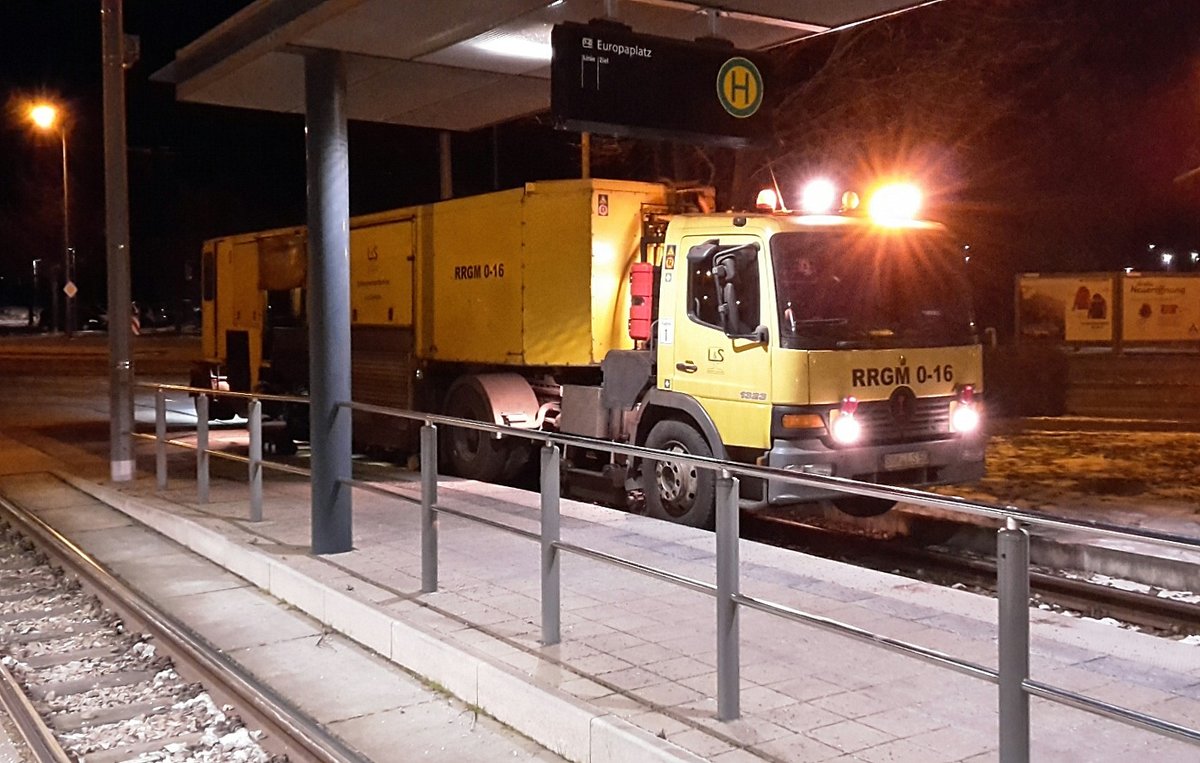L & S Luddeneit und Scherf GmbH Zweiwege-Schienenschleifmaschine RRGM 0-16 am 19.03.2018 bei Gleisbauarbeiten an der Haltestelle Europaplatz.
