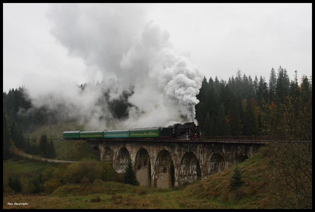 L 3535 am 14.10.2016 mit ihrem Sonderzug nach Rachiv auf der Bogenbrücke bei Lazeshchyna.