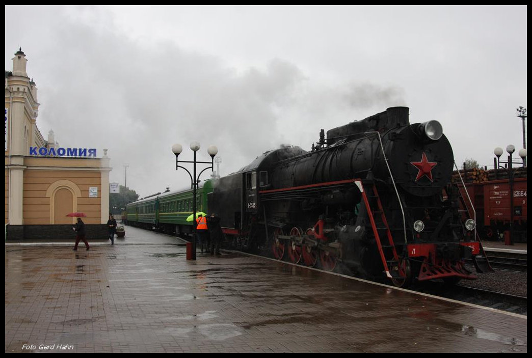 L 3535 hat am Morgen des 12.10.2016 im Bahnhof Kolomea einen Sonderzug bestehend aus grünen Wagen für eine internationale Fotografengruppe bespannt.