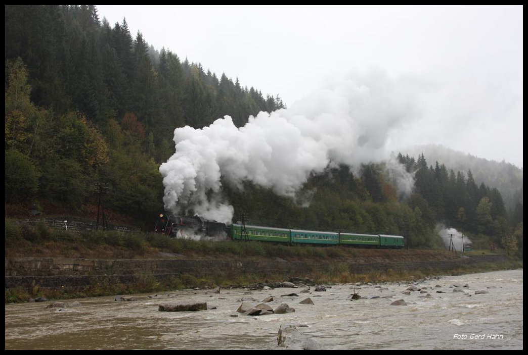 L 3535 kommt am 13.10.2016 mit ihrem Sonderzug in Richtung Rachiv fahrend aus dem Tunnel bei Mikulyschin.