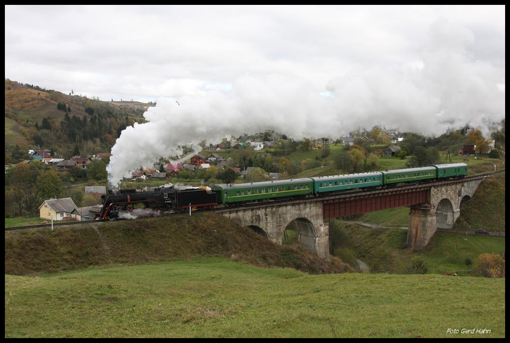 L 3535 mit Sonderzug am 14.10.2016 auf Brücke bei Voronenko auf dem Weg nach Rachiv.