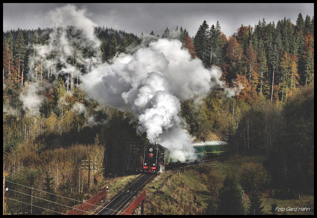 L 3535 mit Sonderzug in den Karpaten bei Voronenko am 14.10.2016 nach Rachiv.