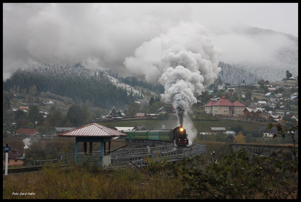 L 3535 überquert eine Brücke bei Vorochta. Im Hintergrund die bereits am 14.10.2016 verschneiten Berge der ukrainischen Karpaten.