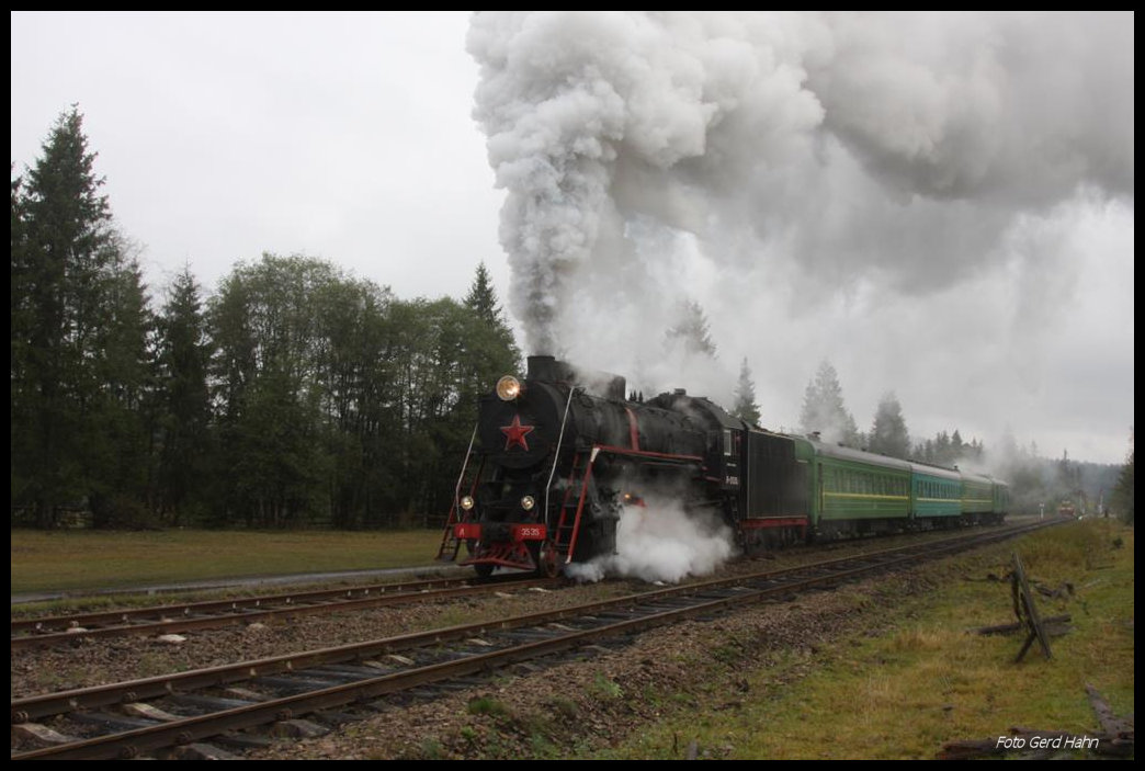 L 3535 zieht am 14.10.2016 mit ihrem Sonderzug im Bahnhof Voronenko ein Stück vor.